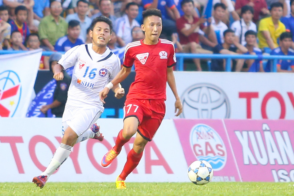 Cầu thủ chơi hay nhất hiệp một là Nghiêm Xuân Tú (số 11) với ít nhất hai tình huống đột phá tốc độ và quyết đoán. (Ảnh: Minh Chiến/Vietnam+)