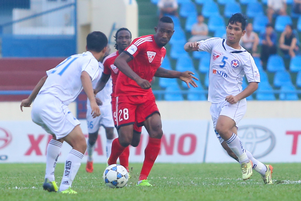 Đội chủ nhà mặc trang phục đỏ, nhập cuộc quyết tâm hòng tìm kiếm một chiến thắng sau chuỗi trận dài bết bát ở Cẩm Phả. (Ảnh: Minh Chiến/Vietnam+)