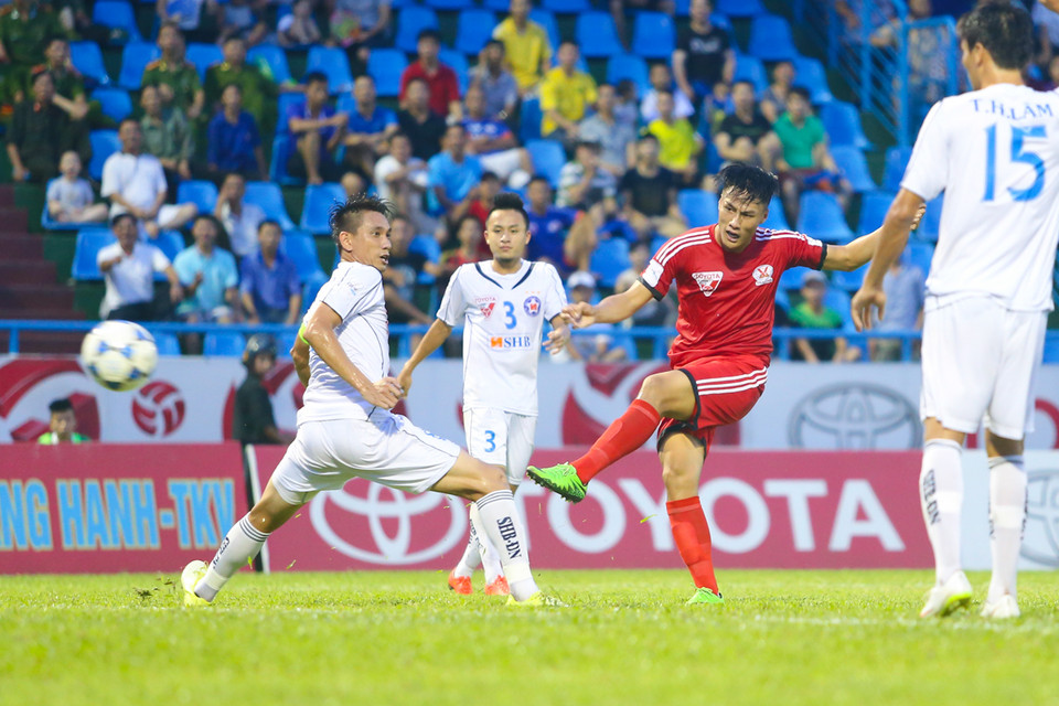 Mạc Hồng Quân (áo đỏ) ghi bàn mở tỷ số cho Than Quảng Ninh ở phút 30 sau đường chuyền từ cánh trái của Minh Tuấn. (Ảnh: Minh Chiến/Vietnam+)