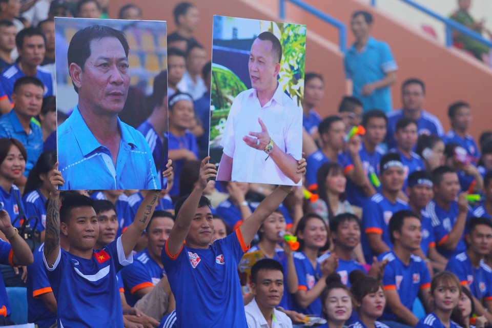 Những tấm ảnh tri ân huấn luyện viên Đinh Cao Nghĩa (áo xanh) và chủ tịch Phạm Thanh Hùng (áo trắng) được giăng trên sân Cẩm Phả chiều tối hôm qua (15/7). (Ảnh: Minh Chiến/Vietnam+)
