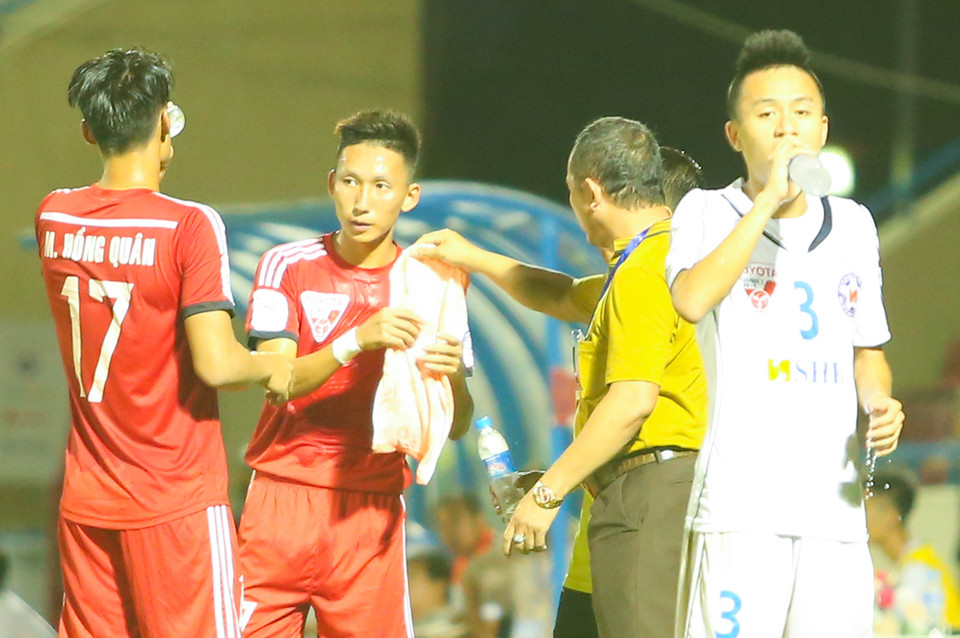 Người tạm thay thế ông hôm qua - Chủ tịch Phạm Thanh Hùng (áo vàng), cũng để lại những hình ảnh tốt đẹp với nhiều cử chỉ ân cần với các cầu thủ. (Ảnh: Minh Chiến/Vietnam+)