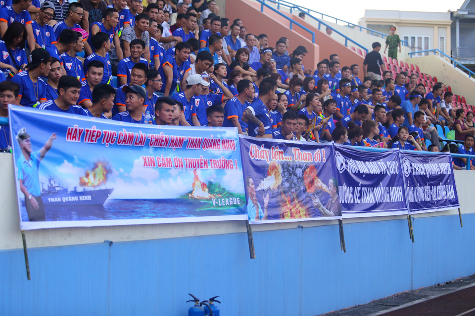 Ông Đinh Cao Nghĩa đã rời ghế huấn luyện viên nhưng những đóng góp của ông cho bóng đá Quảng Ninh đã được ghi nhận xứng đáng. (Ảnh: Minh Chiến/Vietnam+)