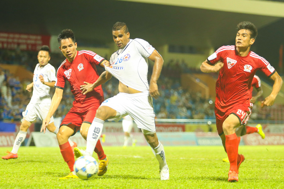 SHB Đà Nẵng lẽ ra phải được một quả phạt đền ở gần cuối trận khi tuyển thủ quốc gia Huy Cường phạm lỗi kéo áo với ngoại binh Gomez. (Ảnh: Minh Chiến/Vietnam+)