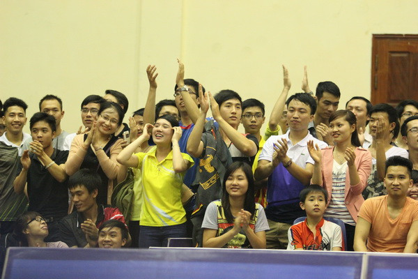 Đã lâu rồi nhà thi đấu Cầu Giấy mới đông như vậy. (Ảnh: Minh Chiến/Vietnam+)