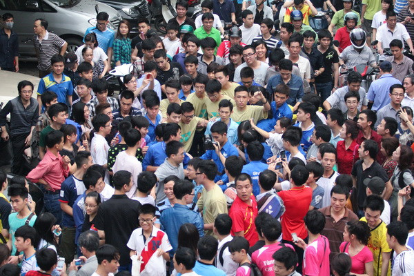 Hàng nghìn người hâm mộ đã theo Tiến Minh ra tận xe đỗ bên ngoài nhà thi đấu. (Ảnh: Minh Chiến/Vietnam+)