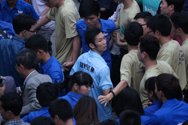 Nếu không được bảo vệ, Tiến Minh khó lòng rời sân an toàn. (Ảnh: Minh Chiến/Vietnam+) “Hôi của” sau trận chung kết giải Ciputra Theo thông lệ, các vận động viên sẽ ném tặng cây vợt được nhận sau lễ trao giải cho người hâm mộ. Sau khi lễ trao giải của Tiến Minh kết thúc, hàng nghìn người hâm mộ đã đổ xuống. Nhiều người đã ngang nhiên lao vào tranh cướp hai cây vợt từ tay Tiến Minh và vận động viên Malaysia Chun Seang Tan. Giữa không khí cổ động rực lửa ở Cầu Giấy, đó là một điểm nhấn xấu xí mà ban tổ chức giải cần phải lưu ý cho các năm kế tiếp.