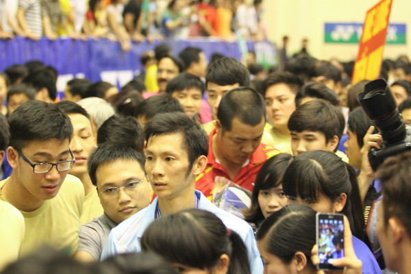 Tiến Minh bị bao vây sau trận chung kết. (Ảnh: Minh Chiến/Vietnam+)