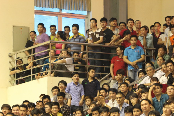 Muốn xem Tiến Minh, bạn phải chấp nhận ngồi bệt. (Ảnh: Minh Chiến/Vietnam+)