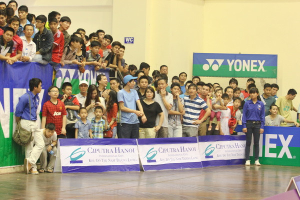 Ban tổ chức phải lập rào chắn ngăn các cổ động viên tràn sâu vào sân đấu. (Ảnh: Minh Chiến/Vietnam+)