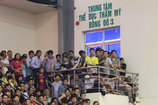 Ngay từ lúc 14 giờ, nhà thi đấu Cầu Giấy đã cực đông. (Ảnh: Minh Chiến/Vietnam+) Hàng trăm cổ động viên đã tràn xuống một số khu vực ven sân. Ban tổ chức giải đã bố trí thêm 20 sinh viên tình nguyện viên hỗ trợ, nâng tổng số nhân sự phụ trách an ninh lên tới gần 50 người mà vẫn không thể bao quát hết khu vực nhà thi đấu. Bầu không khí đã cực nóng ngay từ khi Tiến Minh xuất hiện để khởi động lúc 15 giờ 30 phút. Nhà thi đấu Cầu Giấy chính thức vỡ, hàng nghìn cổ động viên tràn xuống sân khi Tiến Minh đăng quang ngôi vô địch lúc gần 17 giờ. Hàng chục tình nguyện viên đã phải xếp vòng tròn bảo vệ để hộ tống Tiến Minh ra xe. Tay vợt số một Việt Nam đã không thể di chuyển giữa vòng vây của báo giới và người hâm mộ. Chia sẻ với báo giới, phó Tổng thư ký Liên đoàn cầu lông Hà Nội Bùi Kim Hà thừa nhận sự có mặt của Tiến Minh là nguyên nhân dẫn tới sự bùng nổ số lượng cổ động viên: “Có ba yếu tố dẫn tới số lượng cổ động viên đông như năm nay. Thứ nhất là công tác tổ chức, truyền thông. Chúng tôi đã gửi thông tin, giấy mời, thông báo lịch thi đấu tới các câu lạc bộ từ rất sớm. Thứ hai là khâu tuyên truyền, các hệ thống trang mạng chuyên nghiệp về cầu lông. Thứ nữa là sự góp mặt của Tiến Minh sau năm năm không tham gia các giải Ciputra Hà Nội.”