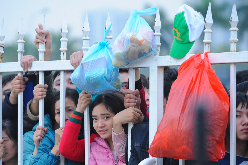 Những bịch đồ ăn, nước uống được mang ra từ buổi tối. (Ảnh: Minh Chiến/Vietnam+)