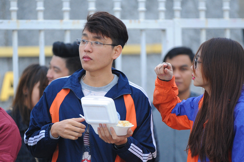 Nhiều cổ động viên mang theo đồ ăn sáng để vừa ăn, vừa giữ chỗ. (Ảnh: Minh Chiến/Vietnam+)