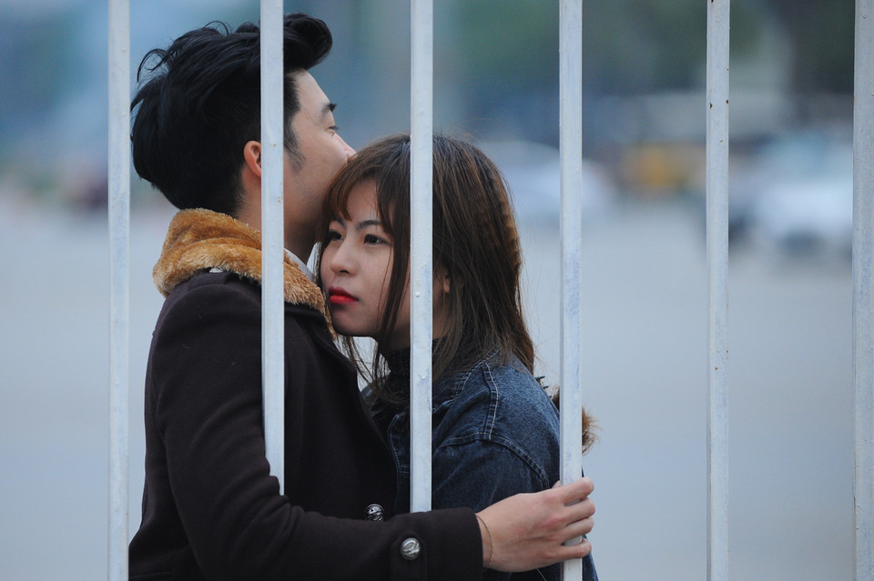 Một đôi bạn trẻ kiên nhẫn chờ tới lượt của mình trong buổi bán vé Việt Nam - Indonesia. (Ảnh: Minh Chiến/Vietnam+)