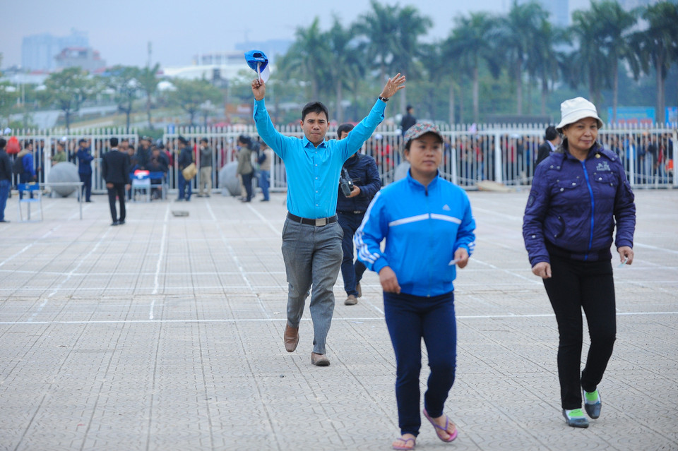 Niềm vui của một cổ động viên khi vào mua được vé. (Ảnh: Minh Chiến/Vietnam+)