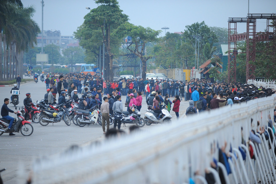 Những người hâm mộ đầu tiên đã xếp hàng từ 20 giờ tối qua. Đến nửa đêm, đã có khoảng hơn 500 người xếp hàng. (Ảnh: Minh Chiến/Vietnam+)