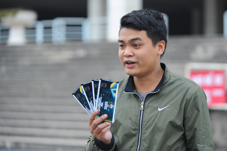 Cổ động viên Nguyễn Văn Dung là người đầu tiên mua được vé trong buổi sáng hôm nay. Anh đã xếp hàng từ 8 giờ tối qua. (Ảnh: Minh Chiến/Vietnam+)