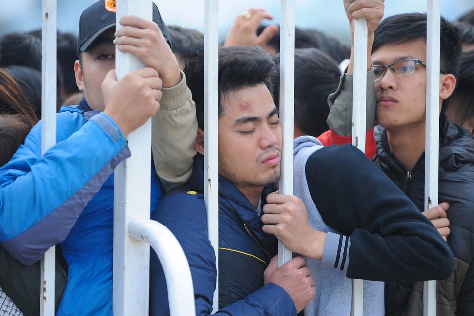 Một người hâm mộ phải xếp hàng vài tiếng mua vé là chuyện bình thường. Vé trận Việt Nam - Indonesia năm nay “nóng” hơn trận Man City năm ngoái rất nhiều. (Ảnh: Minh Chiến/Vietnam+)