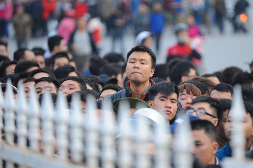 Mỗi người hâm mộ sẽ được phát một phiếu mua vé. Mỗi phiếu mua được bốn vé. (Ảnh: Minh Chiến/Vietnam+)