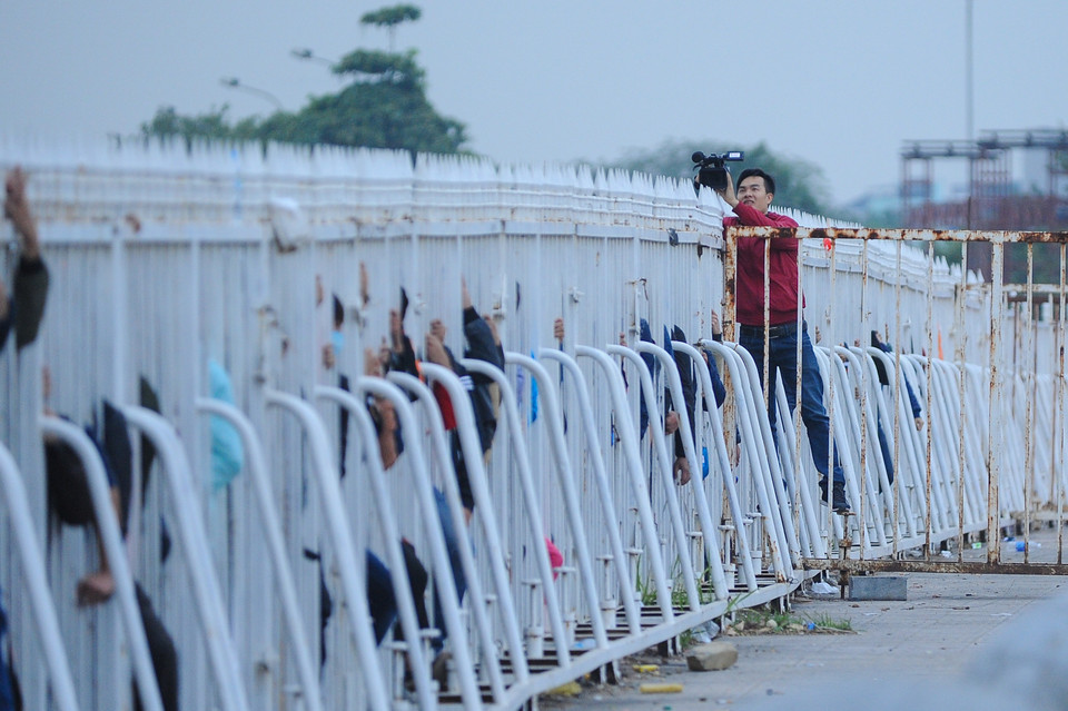 Một phóng viên tác nghiệp trong sự kiện bán vé sáng 3/12. (Ảnh: Minh Chiến/Vietnam+)