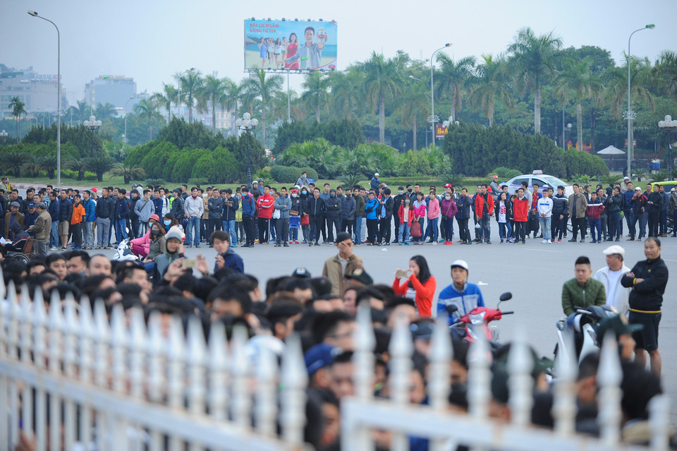 Khoảng 5000 người xếp hàng mua vé xem trận Việt Nam - Indonesia sáng nay (3/12). (Ảnh: Minh Chiến/Vietnam+) Hàng nghìn người xếp hàng mua vé trận bán kết lượt về Việt Nam - Indonesia ở AFF Suzuki Cup 2016 tại Mỹ Đình hôm 8/12. Vé trận Việt Nam - Indonesia cũng “sốt” hơn rất nhiều trận Man City cách đây hơn một năm./.