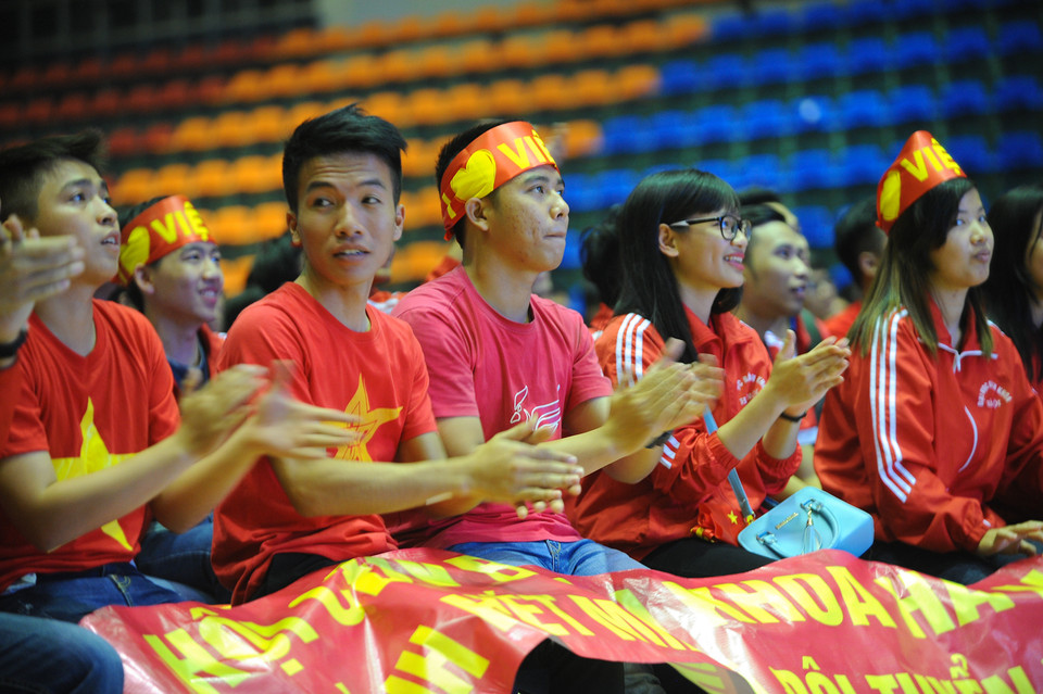 Hàng trăm cổ động viên đã có mặt tại nhà thi đấu Bách Khoa cổ vũ tuyển Việt Nam trong trận bán kết lượt đi gặp Indonesia. (Ảnh: Minh Chiến/Vietnam+) Người hâm mộ Việt Nam đã trải qua tâm trạng buồn vui lẫn lộn trong thất bại 1-2 của đội tuyển trước Indonesia tại bán kết lượt đi AFF Suzuki Cup 2016 tối 3/12./.