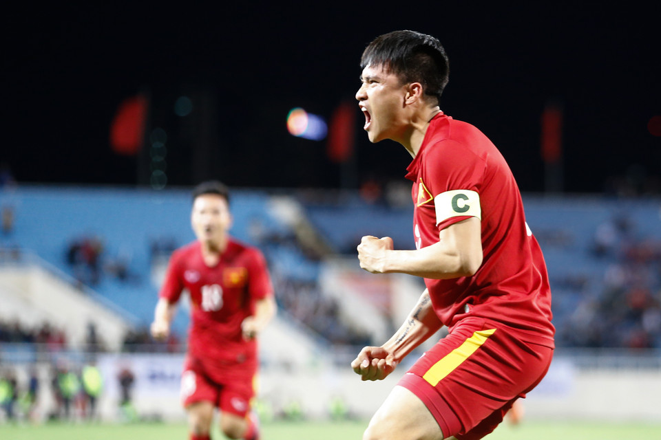 Nhưng bù lại, Thanh Trung chính là người kiến tạo cho Công Vinh ghi bàn quân bình tỷ số ở phút 45. Đội trưởng tuyển Việt Nam tiếp tục khẳng định anh vẫn là người hùng không thể thay thế. (Ảnh: Minh Chiến/Vietnam+)