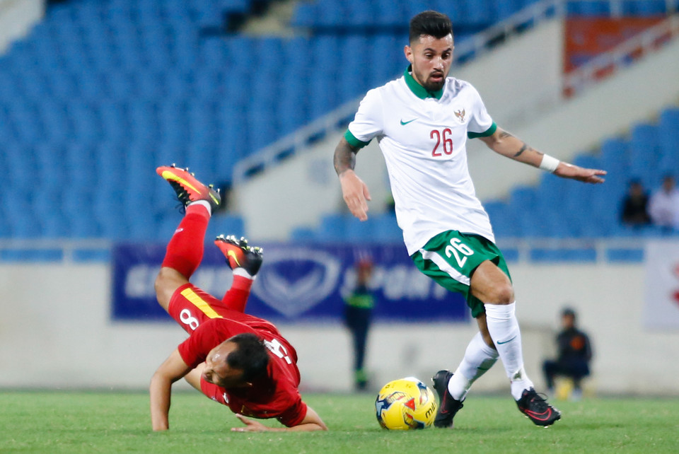 Nhưng chính Indonesia mới là đội mở tỷ số trước. Cầu thủ đang chơi tại Hà Lan Stefano Lilipaly (số 26) góp công lớn trong trong bàn mở tỷ số của Indonesia ở phút 32. (Ảnh: Minh Chiến/Vietnam+)