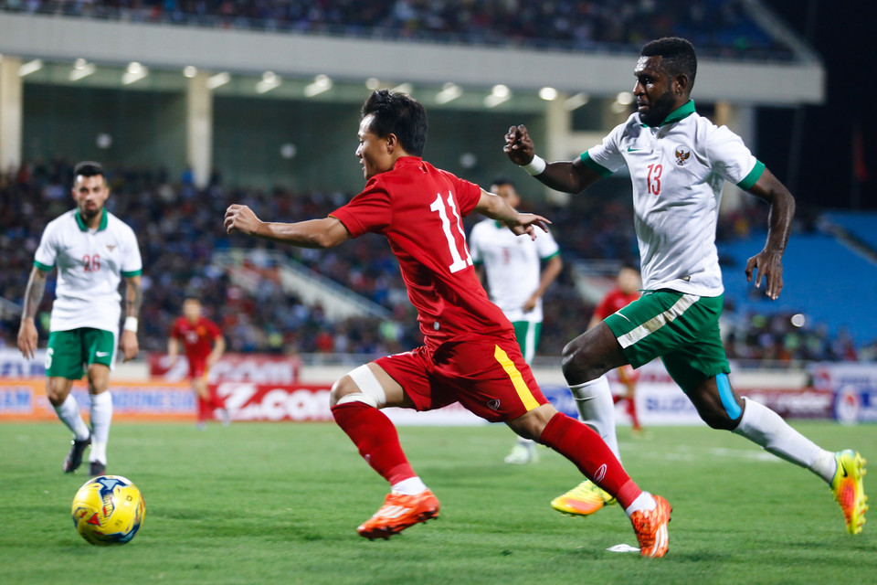 Hai phút sau khi vào sân, Thành Lương có pha đột phá và kiến tạo cho Công Phượng ghi bàn gỡ hòa 2-2. (Ảnh: Minh Chiến/Vietnam+)