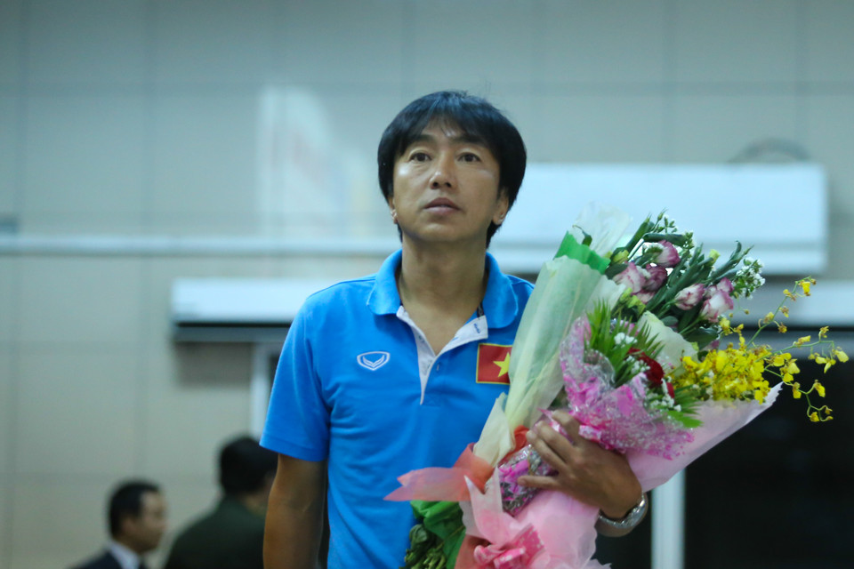 Huấn luyện viên Miura là người đầu tiên bước ra khỏi tàu bay. Ông thầy người Nhật chính là linh hồn trong thành công của đội tuyển. (Ảnh: Minh Chiến/Vietnam+)