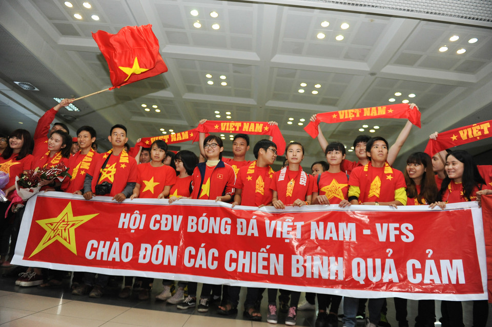 Trước đó, hội cổ động viên Việt Nam đã có mặt từ hơn 17 giờ để chờ đội tuyển. (Ảnh: Minh Chiến/Vietnam+)