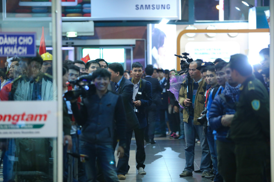 Rất đông báo giới và người hâm mộ đã chờ sẵn đội tuyển ở cửa ra. (Ảnh: Minh Chiến/Vietnam+)