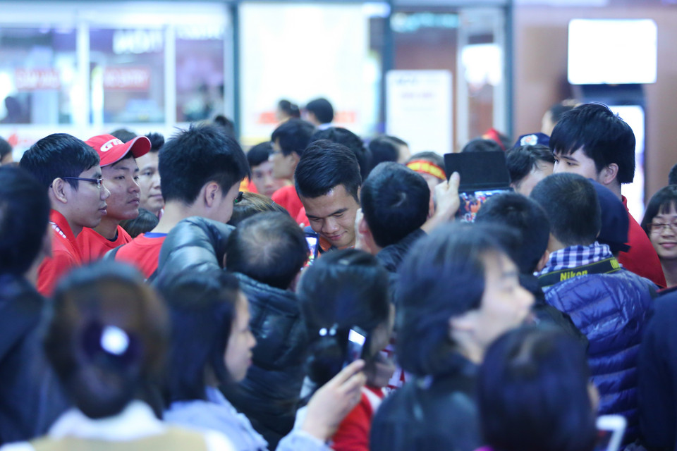 Tiền vệ Hoàng Thịnh (giữa) nhận được sự quan tâm đặc biệt từ các cổ động viên nữ. (Ảnh: Minh Chiến/Vietnam+)