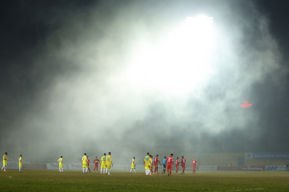 Một trong số những quả pháo sáng không được xử lý sớm đã tạo nên khung cảnh như ngày tận thế trên sân những phút cuối trận Siêu Cúp quốc gia. (Ảnh: Minh Chiến/Vietnam+)