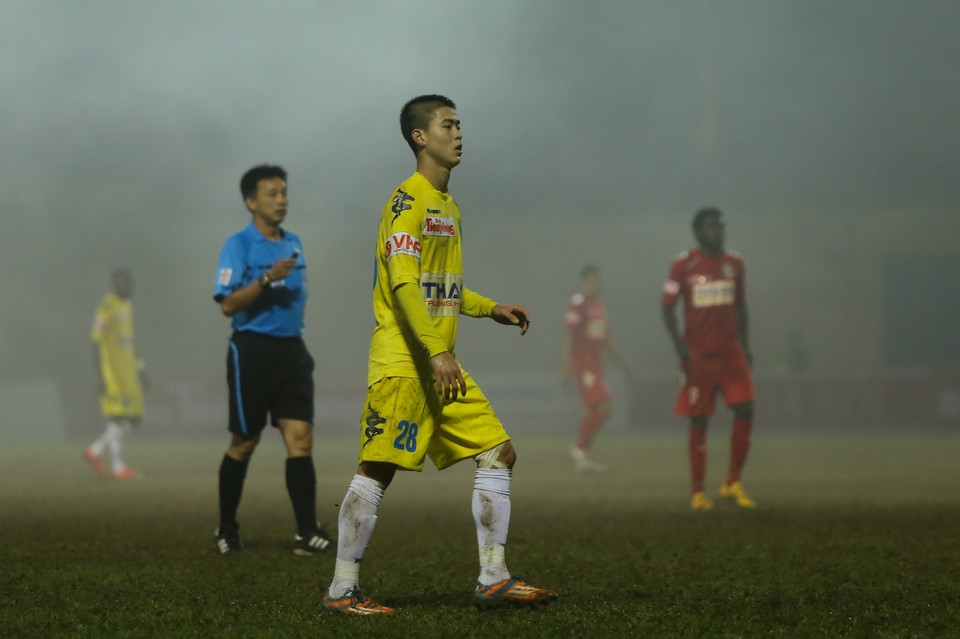 Đứng cách nhau vài mét, các cầu thủ đã không thể nhìn rõ mặt nhau. Nhưng trọng tài vẫn cho trận đấu được tiếp tục. (Ảnh: Đỗ Đen/Vietnam+)