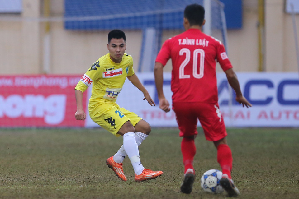 Toàn bộ khu vực trung tâm của sân Thanh Hóa đã mất hết cỏ. (Ảnh: Minh Chiến/Vietnam+)