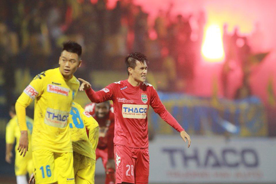 Cổ động viên Hà Nội T&amp;T liên tục đốt pháo sáng ở cuối trận Siêu Cúp trên sân Thanh Hóa. (Ảnh: Đỗ Đen/Vietnam+) Có những thời điểm, khung cảnh trên sân Thanh Hóa giống như những bức vẽ “ngày tận thế” với mặt sân xấu như ruộng cày còn bầu trời bị phủ kín khói bụi từ pháo sáng. Ngoài chức vô địch của Becamex Bình Dương, Trận Siêu Cúp quốc gia 2015 để lại dấu ấn với khâu chuẩn bị mặt sân tồi tệ của ban tổ chức sân Thanh Hóa và những màn pháo sáng của cổ động viên Hà Nội T&amp;T./.