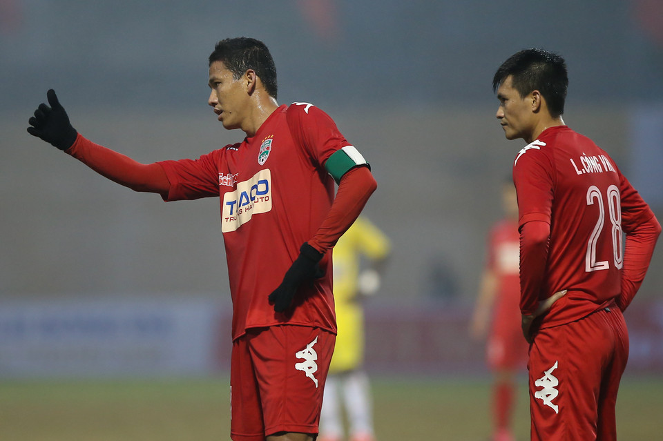 Anh Đức chỉnh thước ngắm trong cú sút phạt ở phút 82 trước khi hoàn tất cú đúp cho cá nhân anh. (Ảnh: Đỗ Đen/Vietnam+)