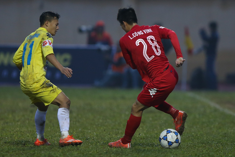 Một pha xử lý tự tin và khéo léo của Công Vinh trước Thành Lương. (Ảnh: Đỗ Đen/Vietnam+)