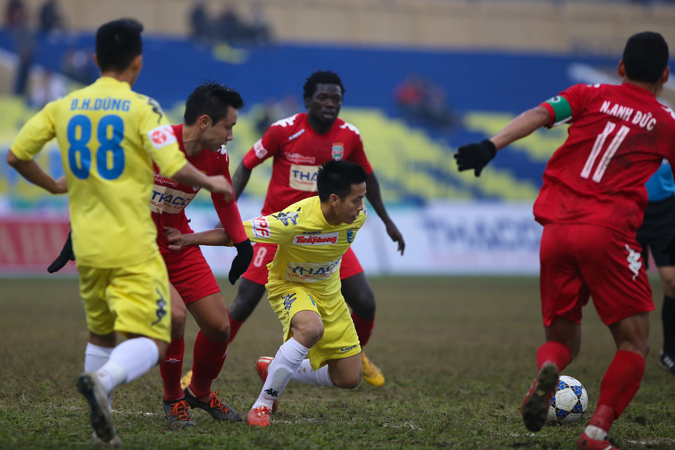 Đàn anh Văn Quyết (áo vàng) phải cáng đáng quá nhiều thay cho các cầu thủ trẻ. (Ảnh: Đỗ Đen/Vietnam+)