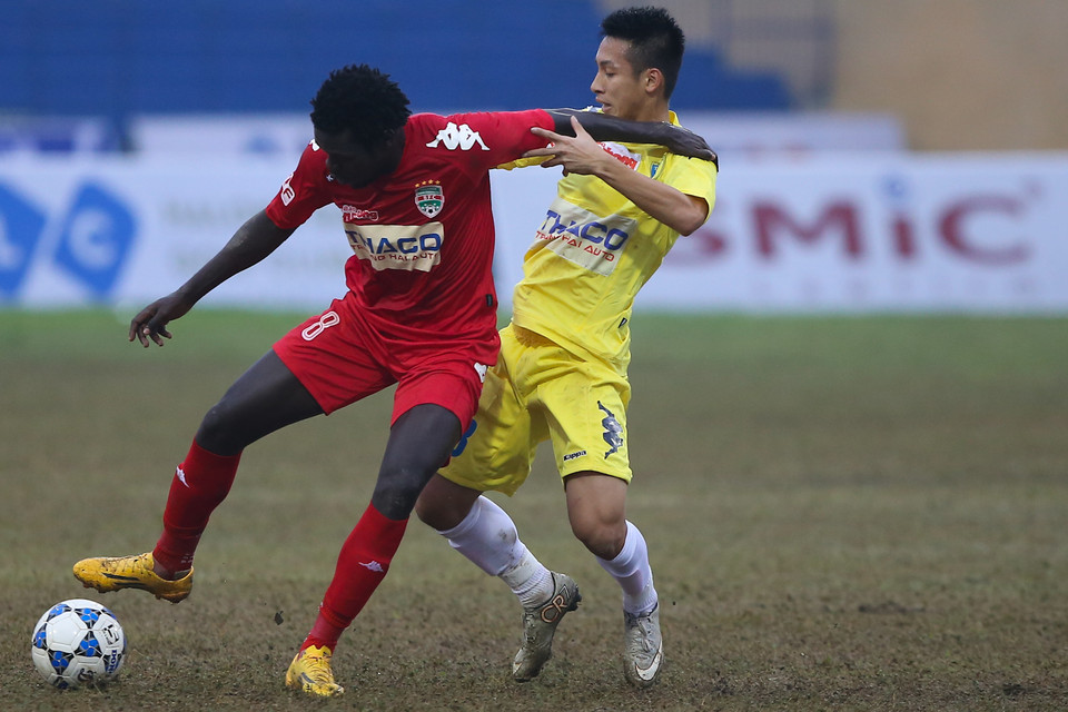 Nhưng càng đá, họ càng cho thấy sự chêch lệch về kinh nghiệm và sức mạnh. (Ảnh: Đỗ Đen/Vietnam+)