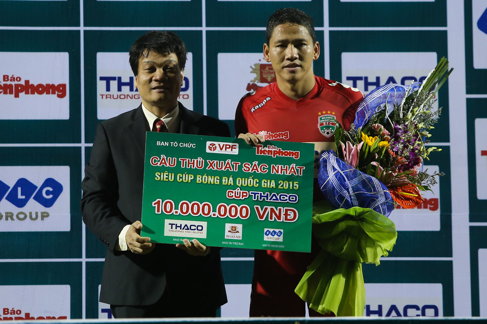 Anh Đức giành cú đúp danh hiệu Cầu thủ hay nhất trận và Cầu thủ ghi bàn đầu tiên. (Ảnh: Minh Chiến/Vietnam+)