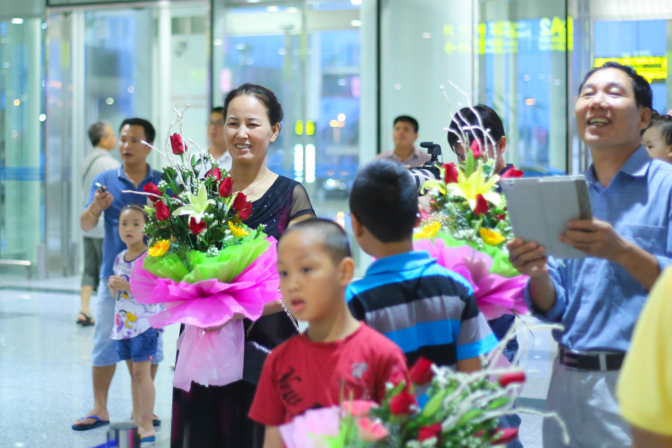 Gia đình và người thân đứng chờ các vận động viên trong niềm vui chiến thắng. (Ảnh: Minh Chiến/Vietnam+)