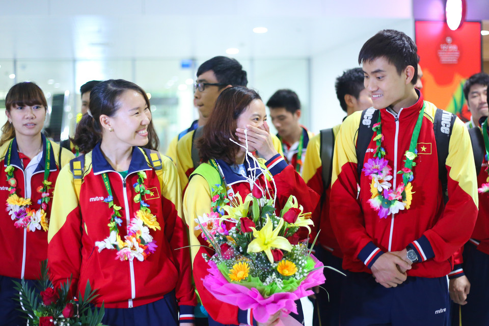 Ba kiếm thủ xuất sắc nhất của đấu kiếm Việt Nam (từ trái qua phải) Trần Thị Len, Nguyễn Thị Lệ Dung và Vũ Thành An - những người đã giành huy chương vàng SEA Games. (Ảnh: Minh Chiến/Vietnam+) Với 8 huy chương vàng giành được, đoàn đấu kiếm Việt Nam đã trở về Tổ quốc trong niềm vui chiến thắng và vòng tay của người hâm mộ. Tối qua (8/6), chuyến bay mang số hiệu VN660 đã đưa đoàn đấu kiếm Việt Nam trở về nước. Đây là đoàn thể thao đầu tiên trở về Việt Nam sau khi hoàn thành nhiệm vụ SEA Games. Với 8 huy chương vàng, 2 huy chương bạc và 1 huy chương đồng, đấu kiếm Việt Nam đã vượt chỉ tiêu 1 huy chương vàng, đạt được thành công ngoài mong đợi.
