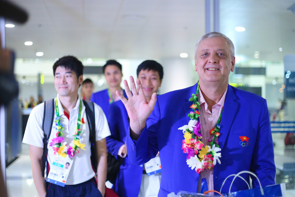 Hơn 19 giờ tối, đoàn quân chiến thắng của đấu kiếm tiến ra cổng A2 sân bay Nội Bài. (Ảnh: Minh Chiến/Vietnam+)