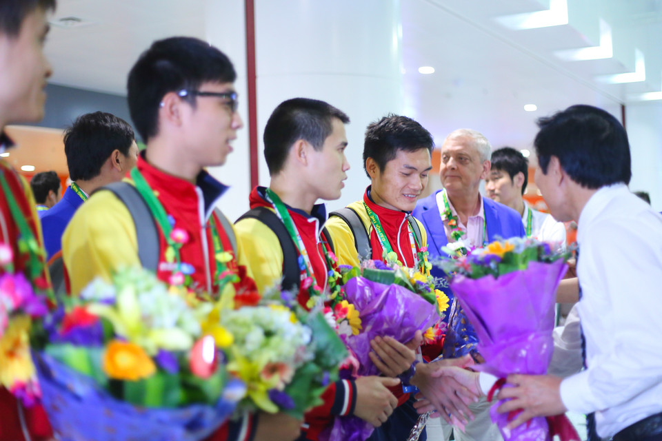 Đội tuyển nam giành huy chương vàng nội dung đồng đội. (Ảnh: Minh Chiến/Vietnam+)