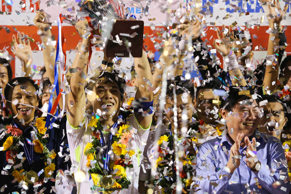 Cùng với chức vô địch thứ hai liên tiếp, đội trưởng U21 Hoàng Anh Gia Lai giành cú đúp danh hiệu Cầu thủ xuất sắc nhất giải và Vua phá lưới. (Ảnh: Minh Chiến/Vietnam+)