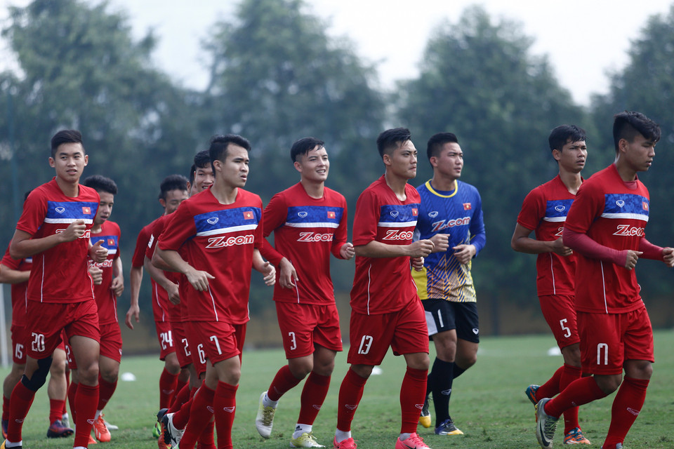 Buổi tập đầu tiên, huấn luyện viên Nguyễn Hữu Thắng chỉ đạo các học trò chủ yếu chạy bền để khởi động sau một giai đoạn nghỉ thi đấu khá dài. (Ảnh: Tá Hiển/Vietnam+) U22 Việt Nam đã có buổi tập đầu tiên tại Trung tâm đào tạo bóng đá trẻ Việt Nam vào sáng nay (4/5) nhằm chuẩn bị cho trận giao hữu với U20 Argentina.