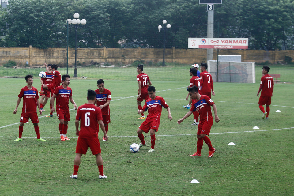 Các cầu thủ chỉ được làm quen với bóng ít phút trước khi buổi tập kết thúc trong điều kiện thời tiết nắng nóng tại Hà Nội. (Ảnh: Tá Hiển/Vietnam+)