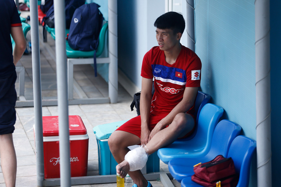 Tiến Dũng chưa bình phục chấn thương trong buổi tập đầu của đội tuyển. Cầu thủ của Viettel chấn thương chân và vẫn đau vai từ trận gặp Afghanistan tại vòng loại Asian Cup 2017 hồi tháng 3. (Ảnh: Tá Hiển/Vietnam+)