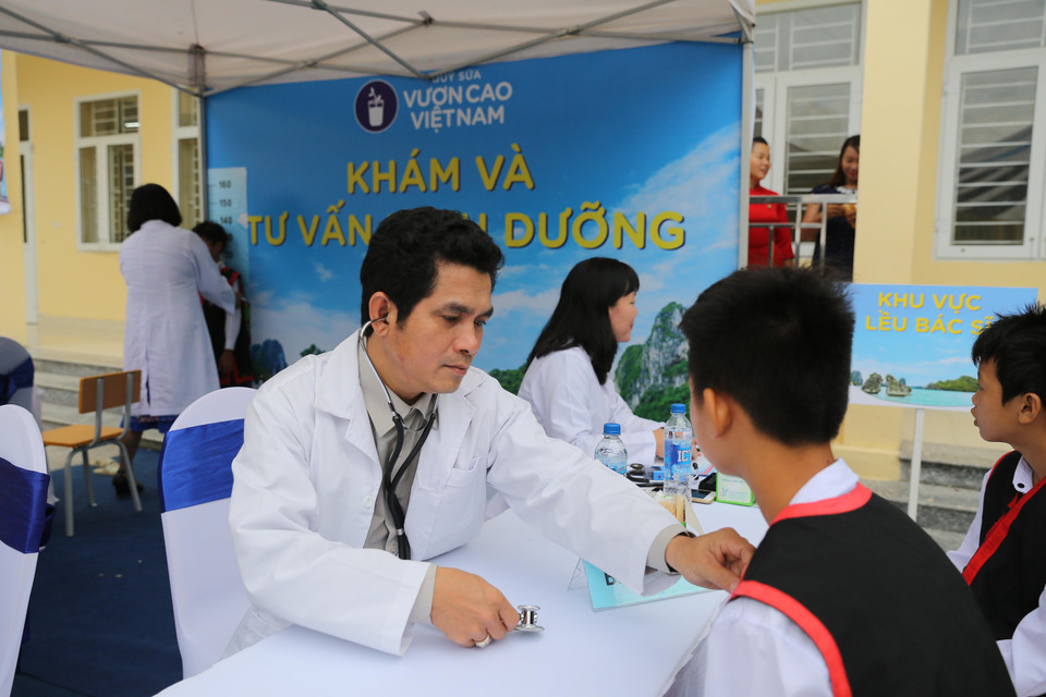 Các bác sĩ của Trung tâm Tư vấn Dinh dưỡng Vinamilk khám tư vấn dinh dưỡng cho các em học sinh tại chương trình. (Ảnh: CTV)